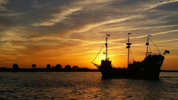 Sunset Pirates